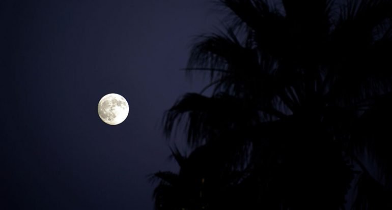 ¿Cómo afecta la luna llena a la Tierra? - National Geographic en Español