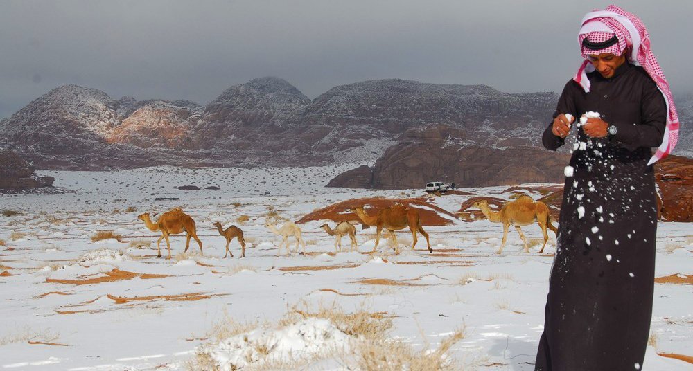 Cae intensa nevada en el desierto de Arabia Saudita National