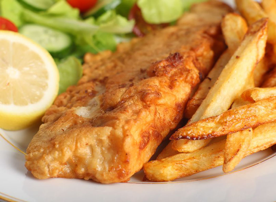 ¿Cuál es el origen del tradicional platillo "fish and chips" en