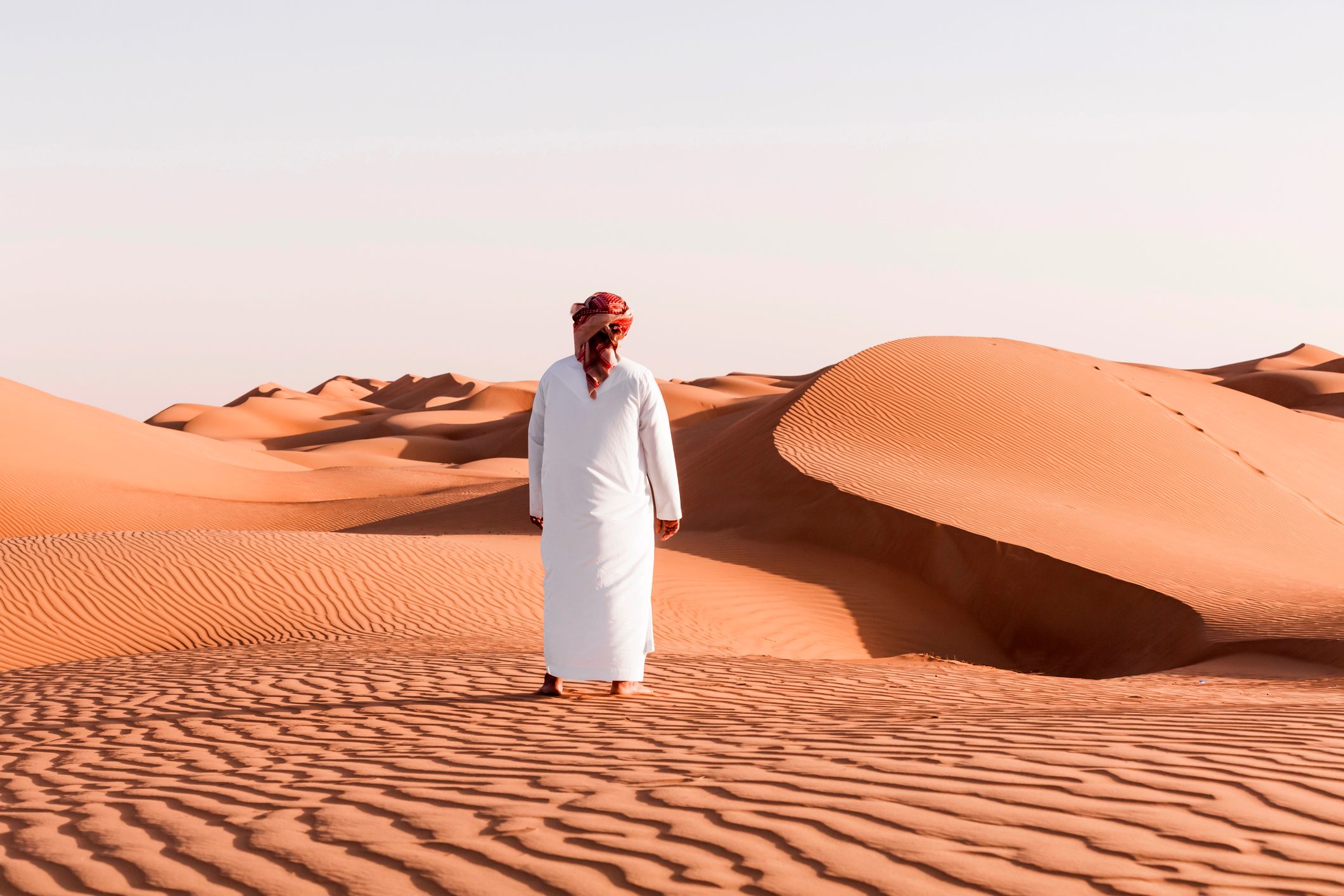 Túnicas en el desierto: qué revela esta vestimenta sobre los beduinos, la  última cultura nómada de Africa | National Geographic en Español