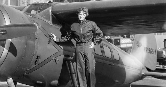 Amelia Earhart, la pionera de la aviación que conquistó sola el Atlántico