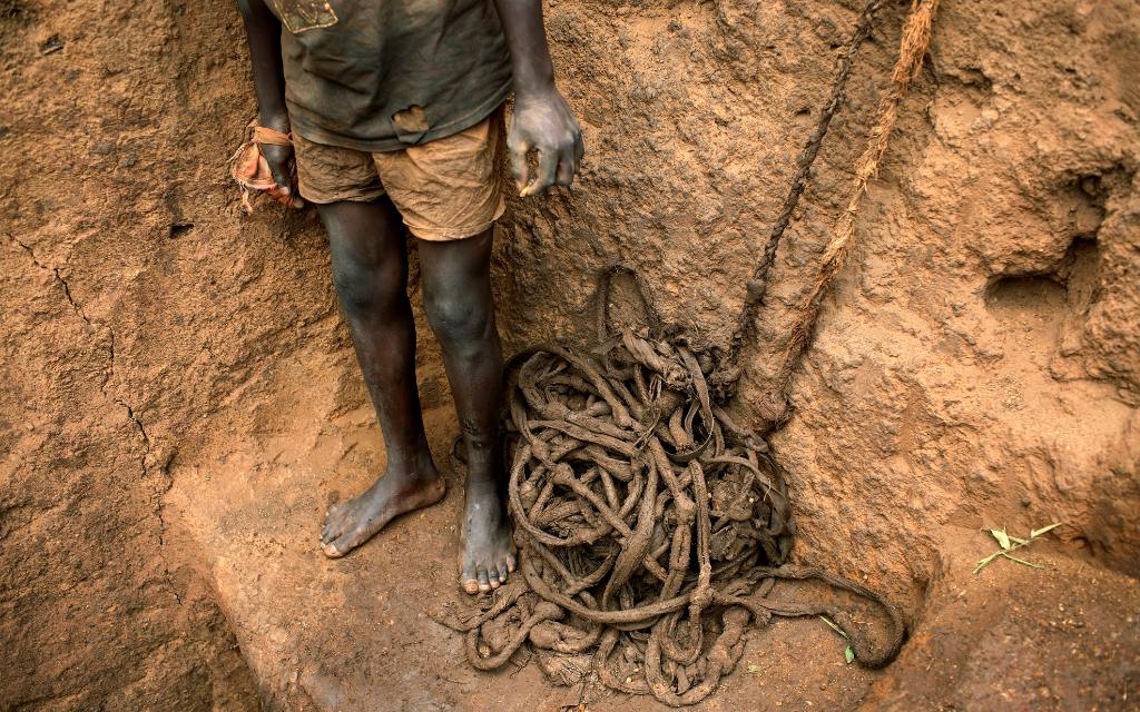 Niño trabajando en una mina del Congo
