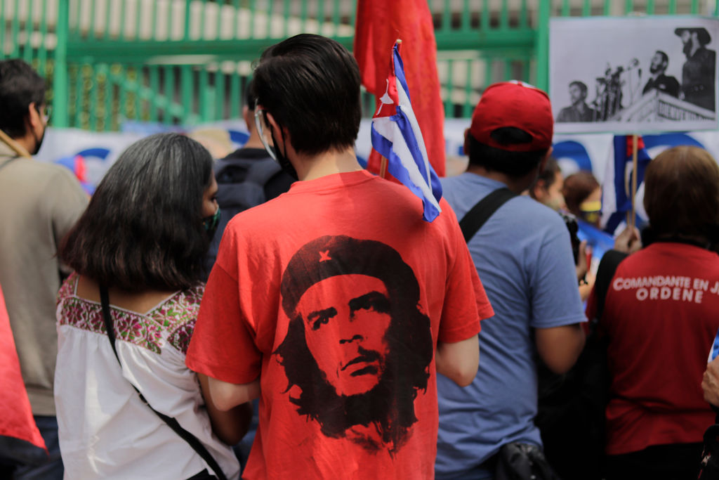 El “Che Guevara” fue un revolucionario argentino que lucho por los derechos humanos en Cuba y que formo parte esencial de su revolución. 