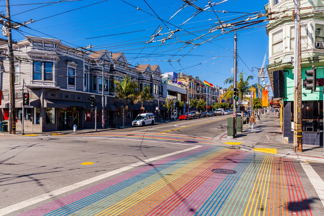 Cruce peatonal con la bandera LGBTTQIA+ en San Francisco, EUA | Getty Images