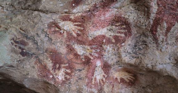 Esta obra de arte rupestre es la escena más antigua pintada por el ser humano