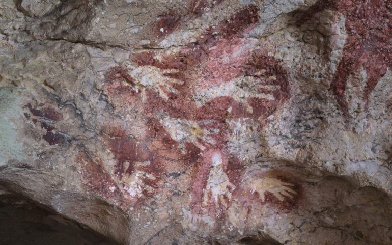 Esta obra de arte rupestre es la escena más antigua pintada por el ser humano