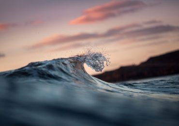 “Flotar para vivir”: Experta revela cinco pasos para sobrevivir en el mar