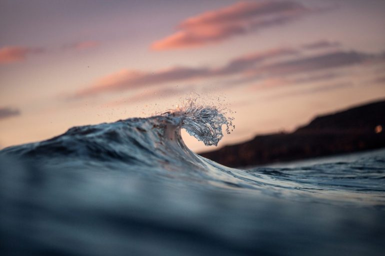 “Flotar para vivir”: Experta revela cinco pasos para sobrevivir en el mar