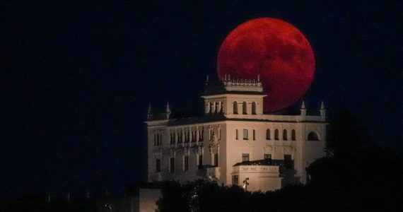 luna azul roja