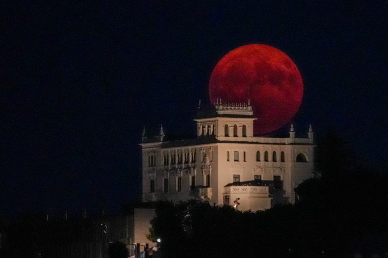 luna azul roja