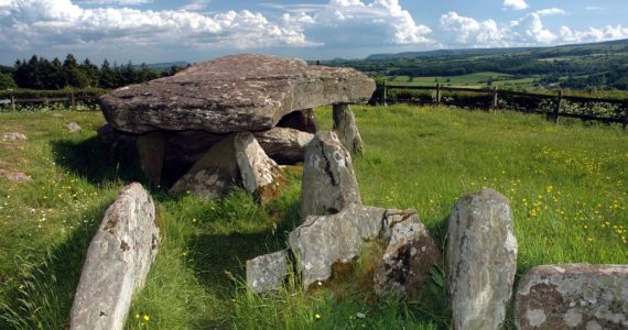 Piedra de Arturo, la mítica tumba vinculado a la leyenda del Rey Arturo