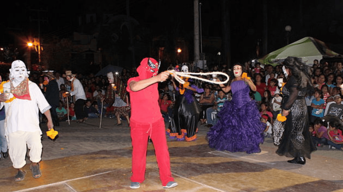 xantolo-el-día-en-que-los-muertos-se-disfrazan-y-bailan-con-los-vivos