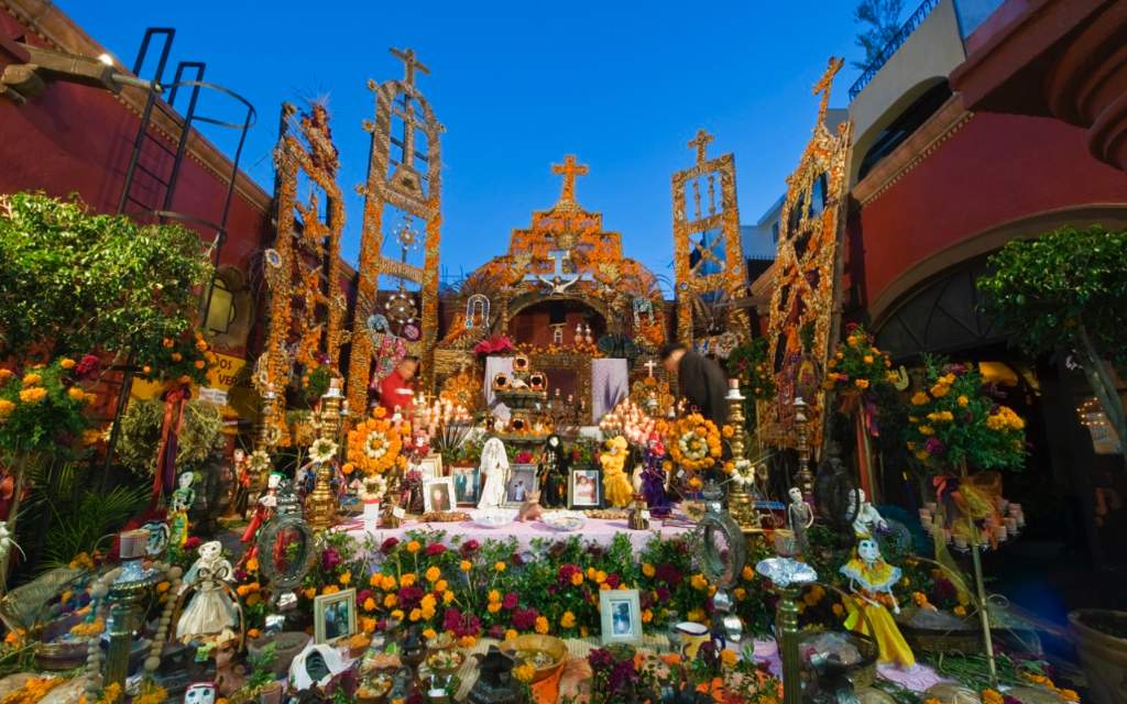 El simbolismo detrás del altar de muertos de siete niveles