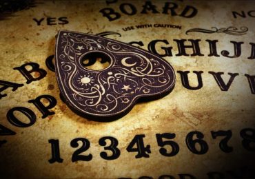 la-transformacion-de-la-ouija-de-un-juego-de-salon-a-un-temido-tablero-espiritual.