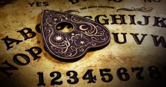 la-transformacion-de-la-ouija-de-un-juego-de-salon-a-un-temido-tablero-espiritual.