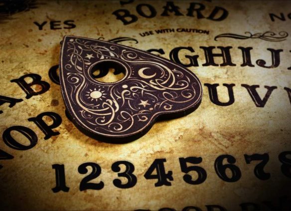 la-transformacion-de-la-ouija-de-un-juego-de-salon-a-un-temido-tablero-espiritual.