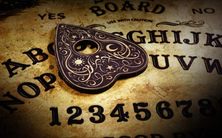 la-transformacion-de-la-ouija-de-un-juego-de-salon-a-un-temido-tablero-espiritual.