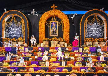 El simbolismo detrás del altar de muertos de siete niveles