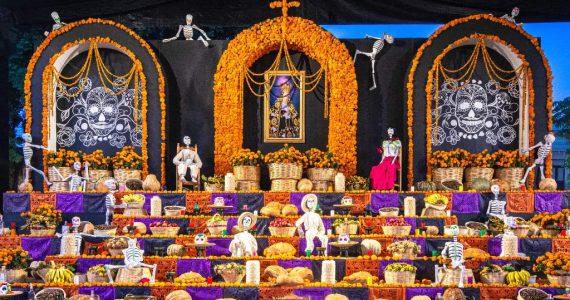 El simbolismo detrás del altar de muertos de siete niveles