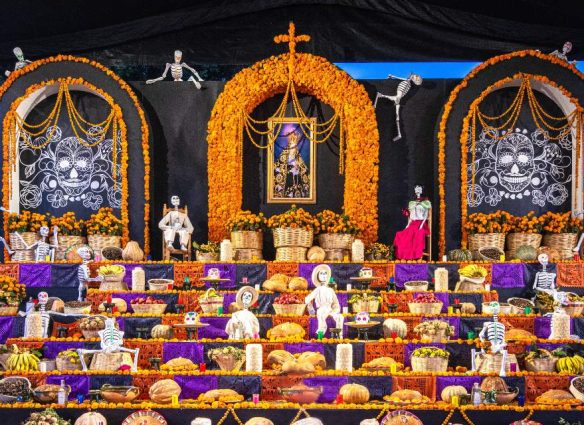 El simbolismo detrás del altar de muertos de siete niveles