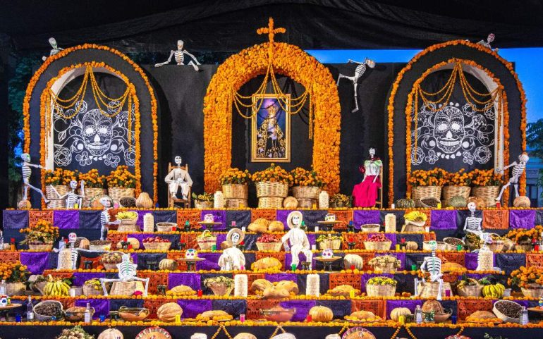 El simbolismo detrás del altar de muertos de siete niveles