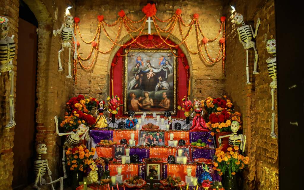 El simbolismo detrás del altar de muertos de siete niveles