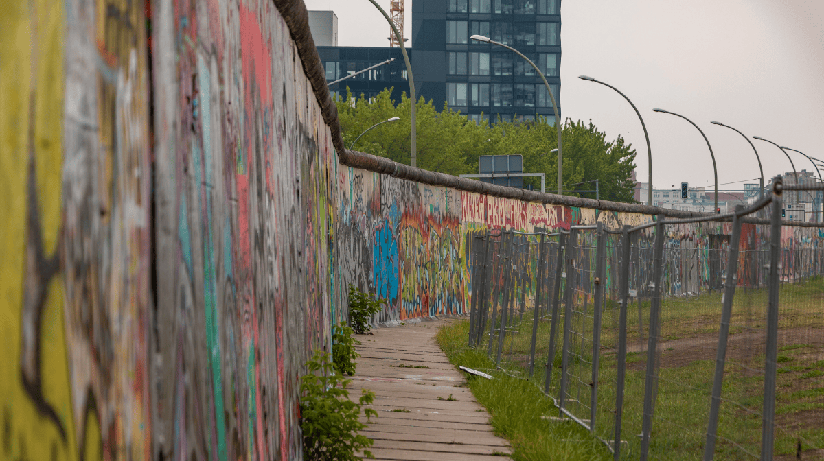 a-35-años-de-su-caída-el-muro-de-berlín-es-ahora-un-destino-senderista