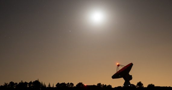 La Luna y la estrella Spica