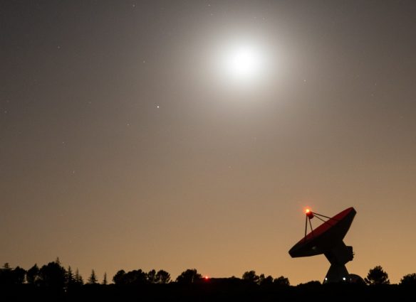 La Luna y la estrella Spica