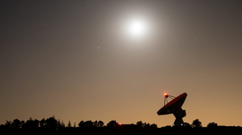 La Luna y la estrella Spica