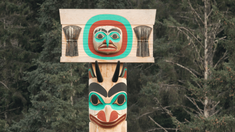 monumentales-totems-plantados-en-islas-brumosas-esto-es-haida-gwaii