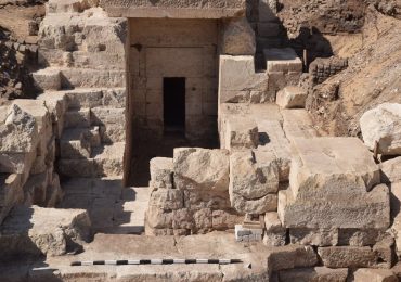 Arqueólogos descubren la entrada a un templo egipcio de 2,100 años de antigüedad