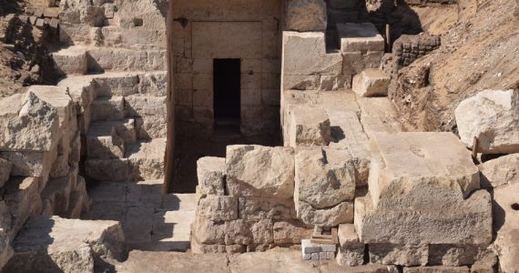 Arqueólogos descubren la entrada a un templo egipcio de 2,100 años de antigüedad