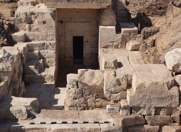 Arqueólogos descubren la entrada a un templo egipcio de 2,100 años de antigüedad