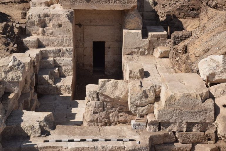 Arqueólogos descubren la entrada a un templo egipcio de 2,100 años de antigüedad