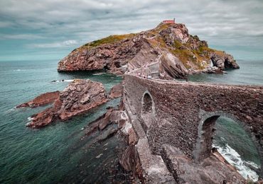 San Juan de Gaztelugatxe, el icónico castillo sobre el mar que se ilumina solo dos veces al año