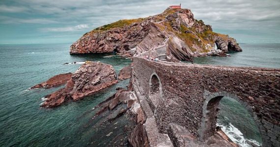 San Juan de Gaztelugatxe, el icónico castillo sobre el mar que se ilumina solo dos veces al año