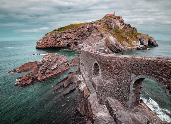 San Juan de Gaztelugatxe, el icónico castillo sobre el mar que se ilumina solo dos veces al año