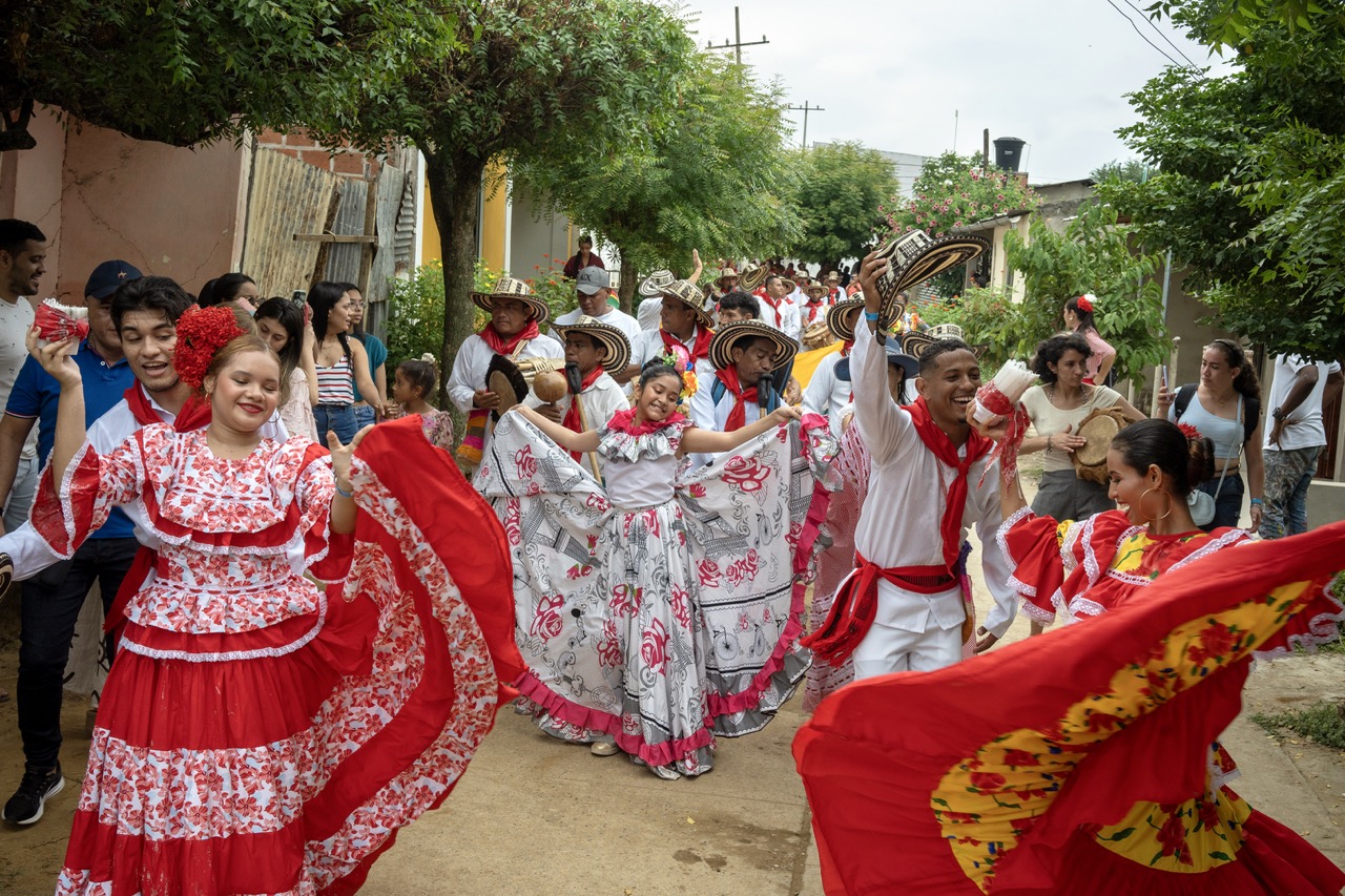 Grupos de gaiteros, bailarines y gente de San Jacinto, departamento de Bolivar, desfilan hacia el cementerio del pueblo en honor a gaiteros difuntos. | Karla Gachet e Iván Kashinsky