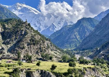 karakorum-asi-puedes-recorrer-una-carretera-rodeada-de-nubes-en-las-cordilleras-de-china