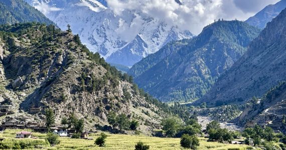 karakorum-asi-puedes-recorrer-una-carretera-rodeada-de-nubes-en-las-cordilleras-de-china