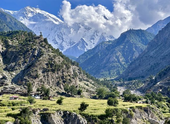 karakorum-asi-puedes-recorrer-una-carretera-rodeada-de-nubes-en-las-cordilleras-de-china