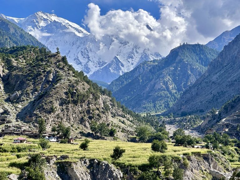 karakorum-asi-puedes-recorrer-una-carretera-rodeada-de-nubes-en-las-cordilleras-de-china