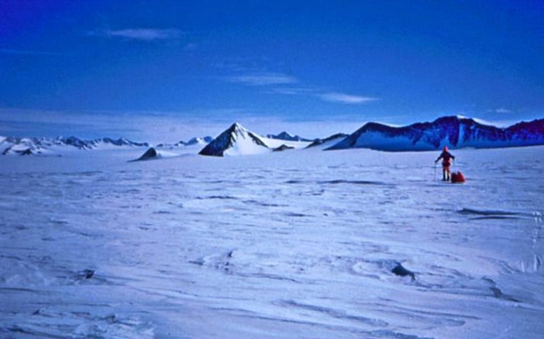 Tierra de Ellsworth: un asombroso paisaje de pirámides de hielo en la Antártida