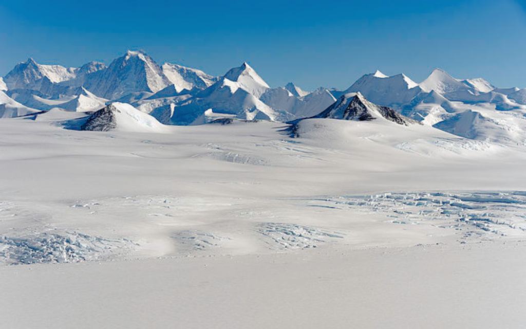 Tierra de Ellsworth: un asombroso paisaje de pirámides de hielo en la Antártida